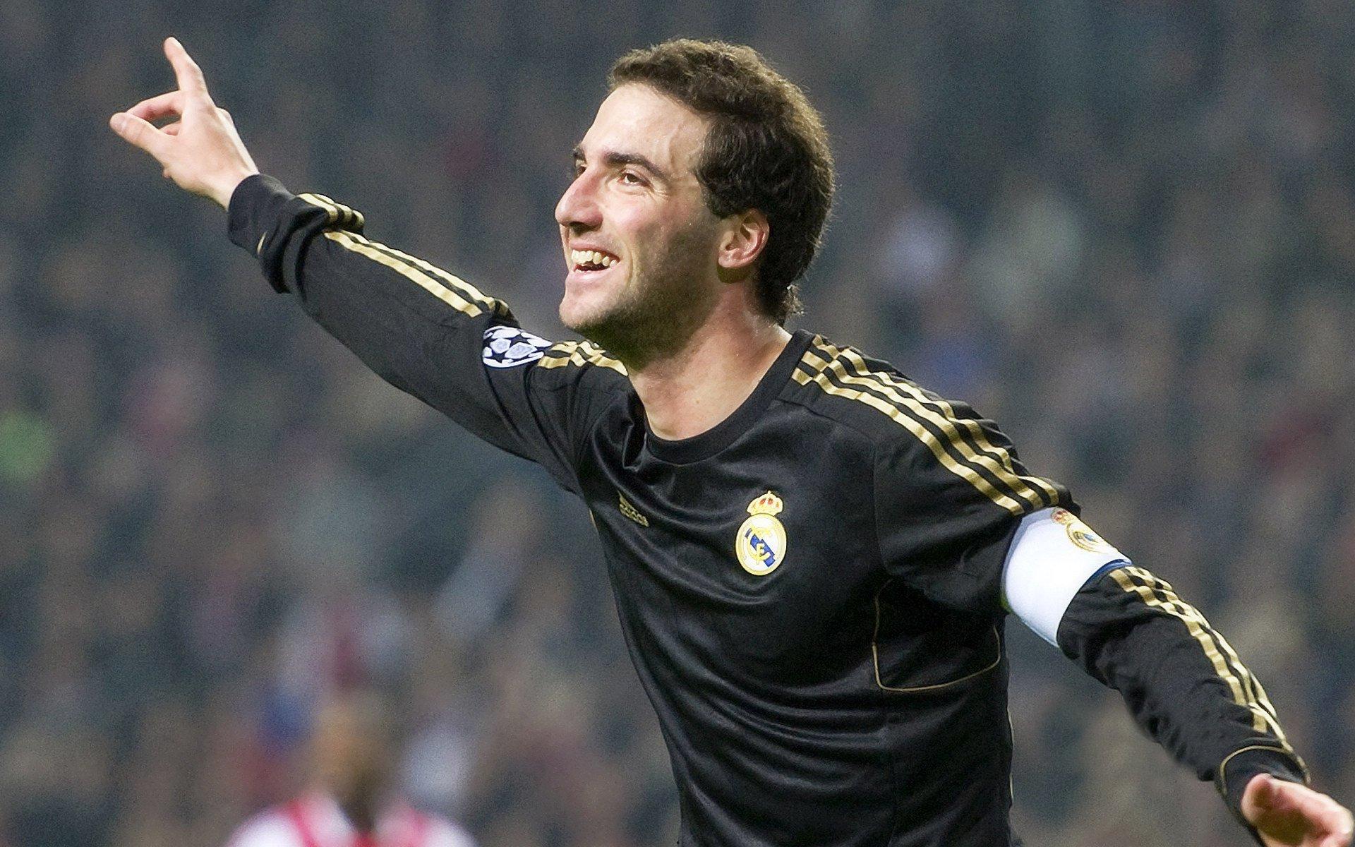 英超联赛激战正酣，曼城逆转利物浦登顶积分榜